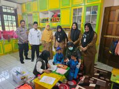 Kapolsek Rumbai Sampaikan Cooling System Pilkada Damai di Sela Peninjauan Imunisasi Polio